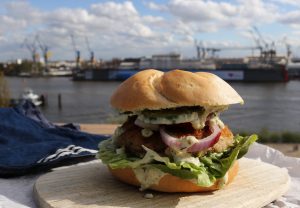 Fischfrikadelle im Brötchen