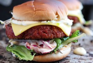 Pepper-crusted, bloody cheese burgers – vegan!