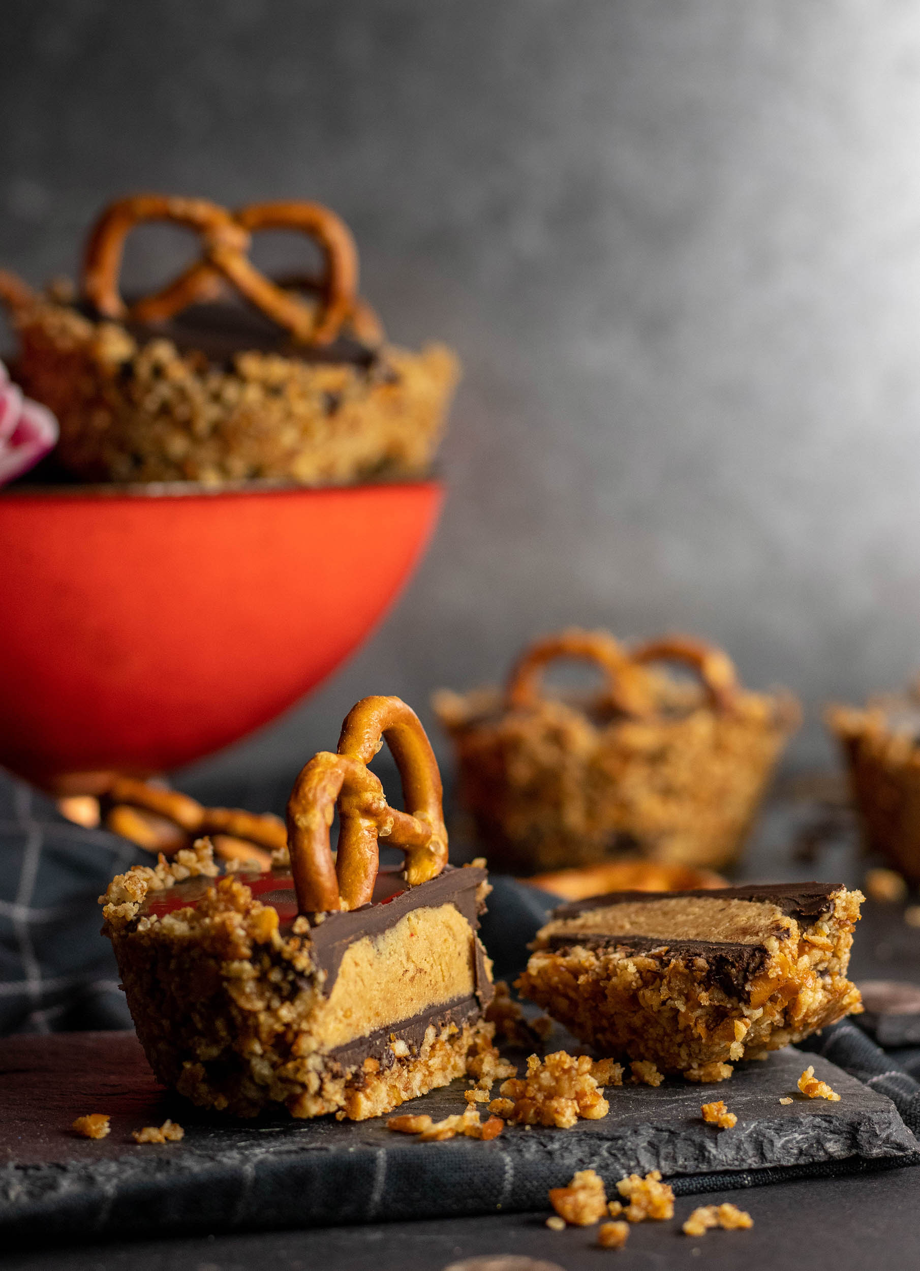 Crunchy pretzel cupcakes with salty peanut butter Dailyvegan