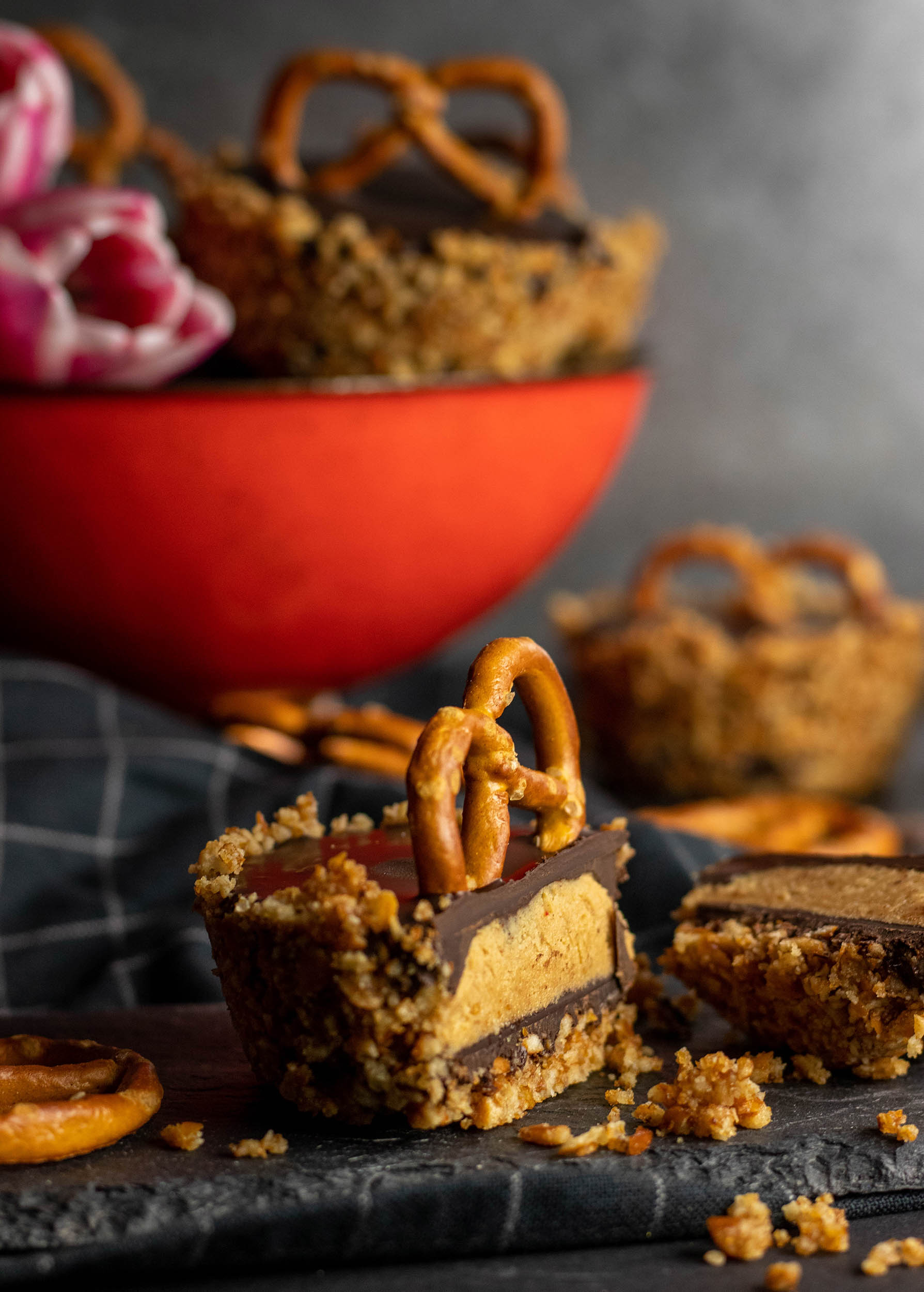 Crunchy pretzel cupcakes with salty peanut butter Dailyvegan