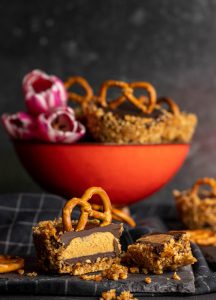 Crunchy pretzel cupcakes with salty peanutbutter