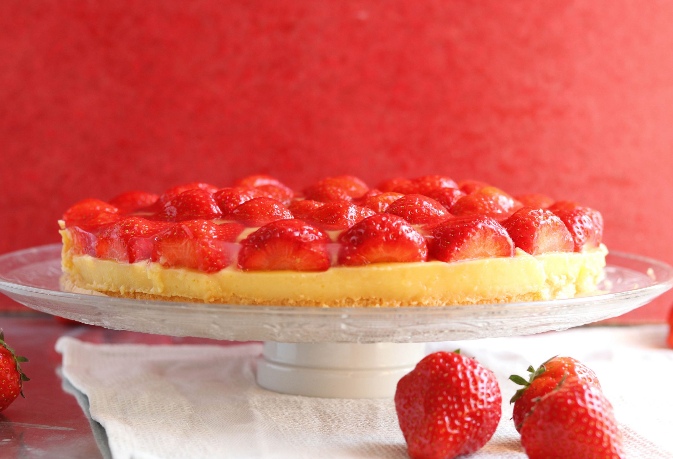 Strawberry cake – vegan, with sponge cake and vanilla custard