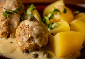 Spicy german meatballs with capers
