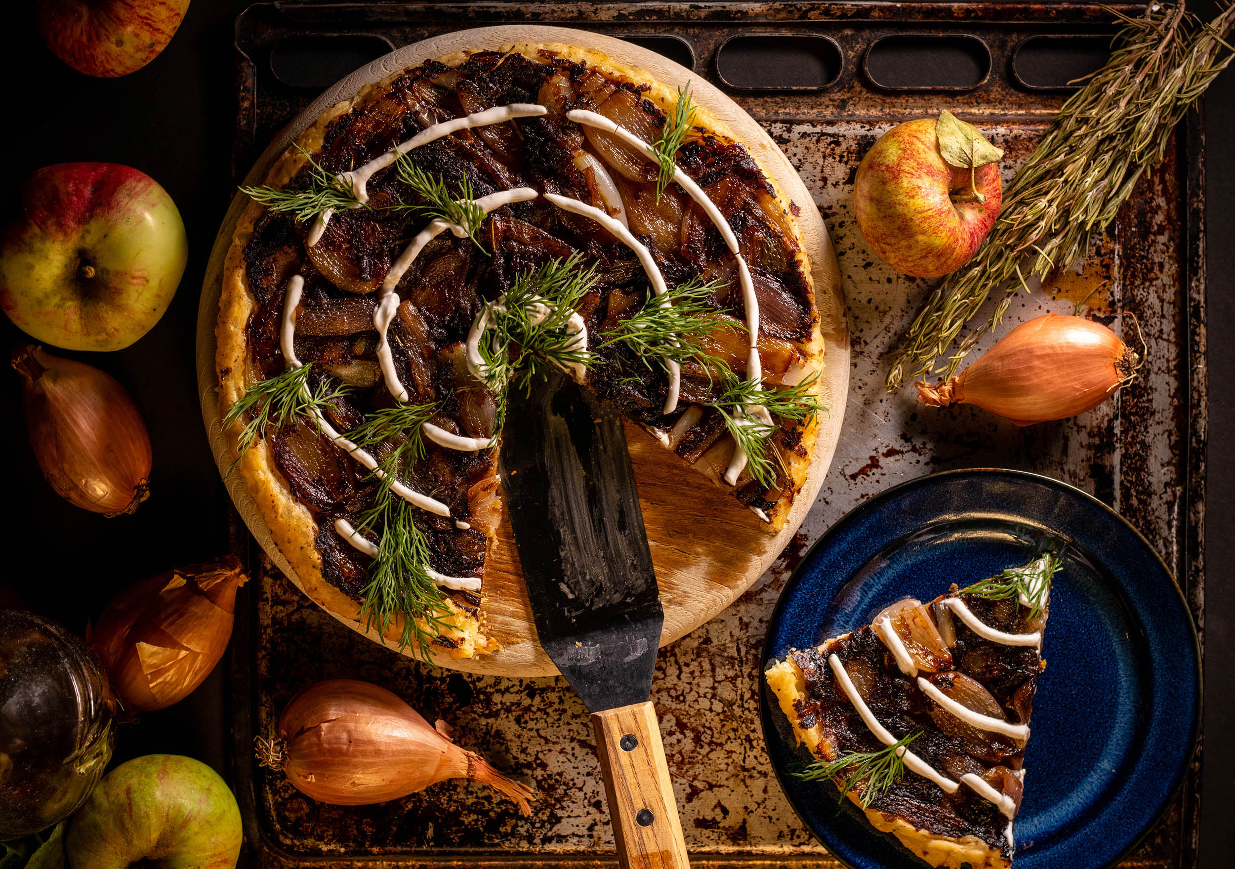 Upside down onion tarte with apple and puff pastry
