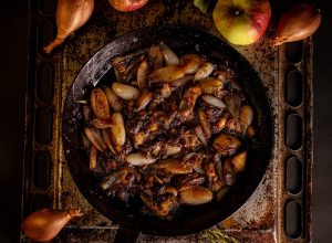 Fried onions with apple and balsamic vinegar