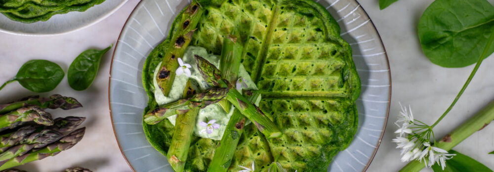 Green waffles – wild garlic and spinach waffles – with dip and asparagus
