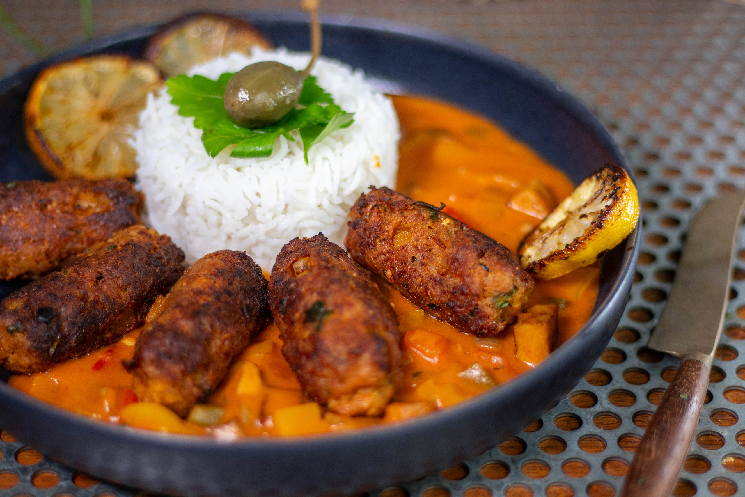 Vegan Ćevapčići with bell pepper sauce and rice